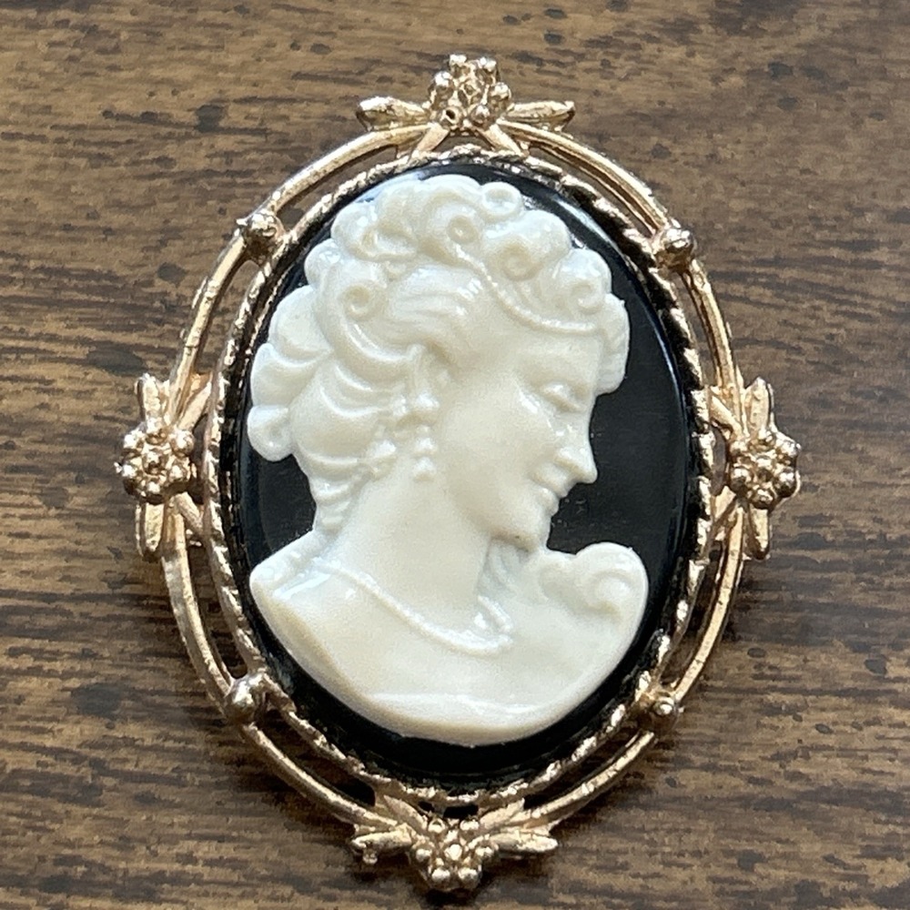Vintage Cameo Brooch Pin Ivory Lady Black Oval Gold Tone Ornate Costume Jewelry